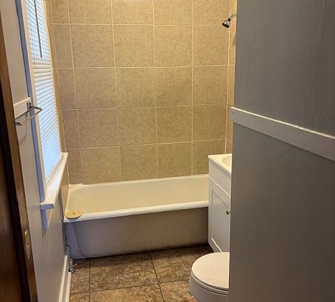 5th image of 214 N 12th St APT 3