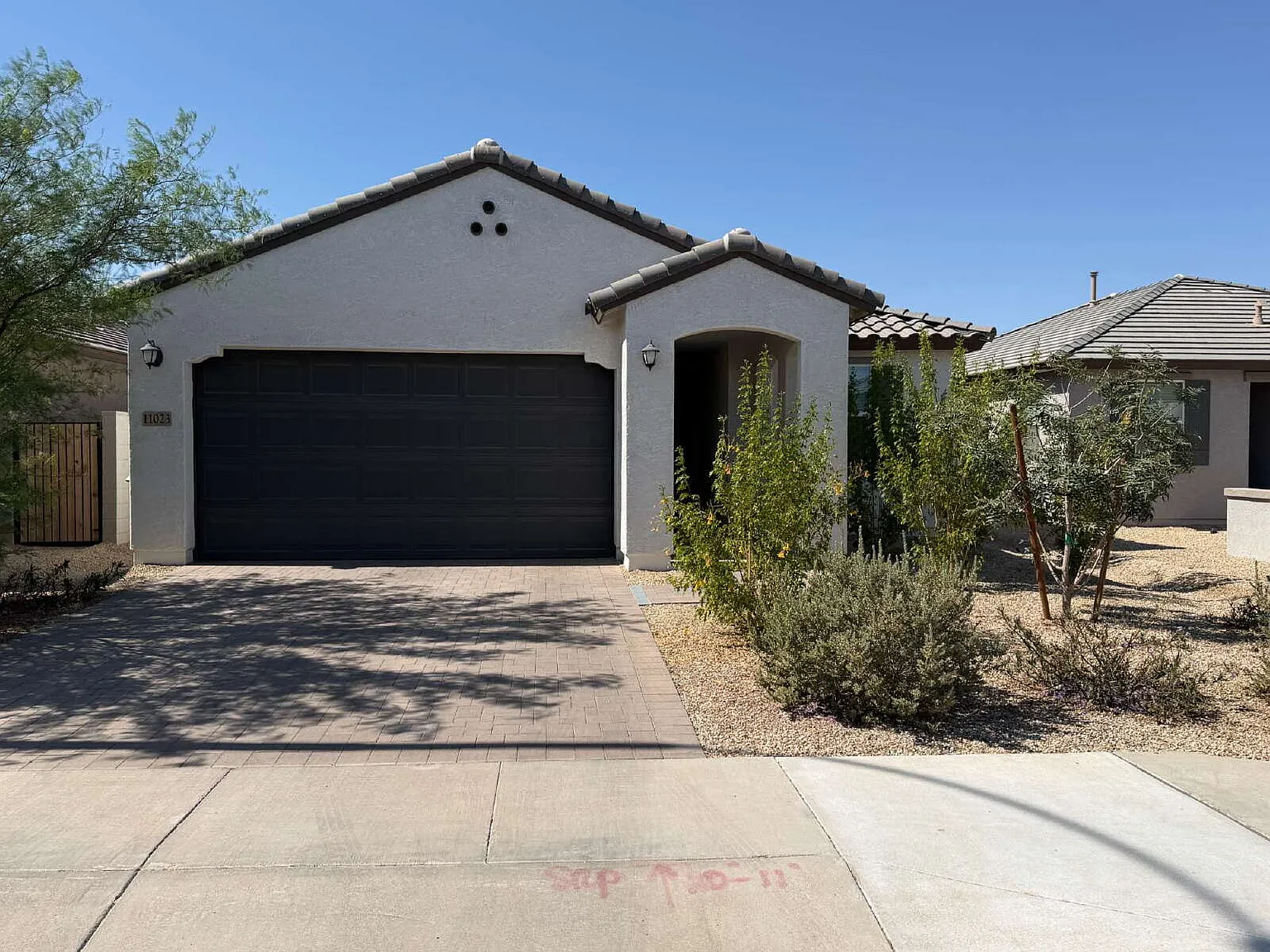3 bed, 2.0 bath, 1411 sqft, $2,045 — Photo 2