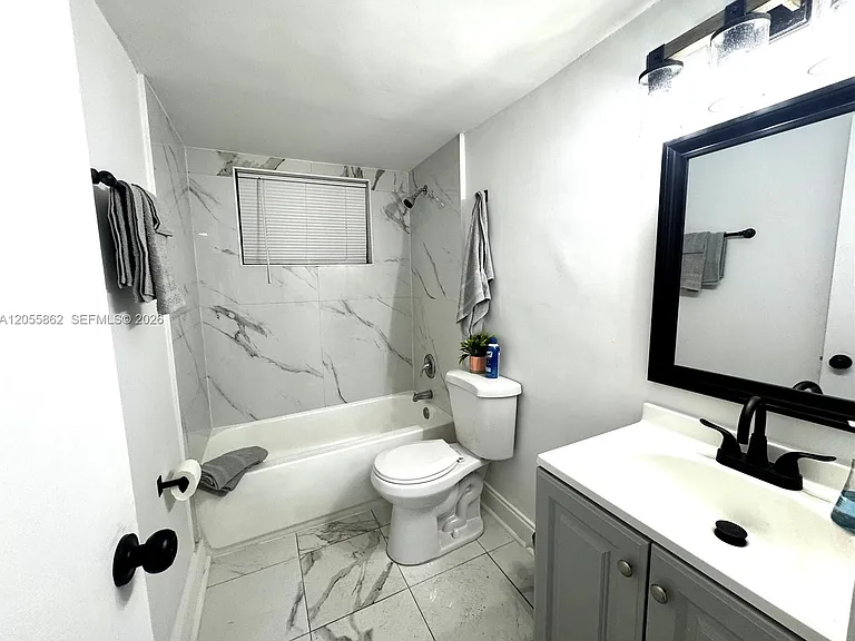 1525 NE 135th St #4 — Photo 6