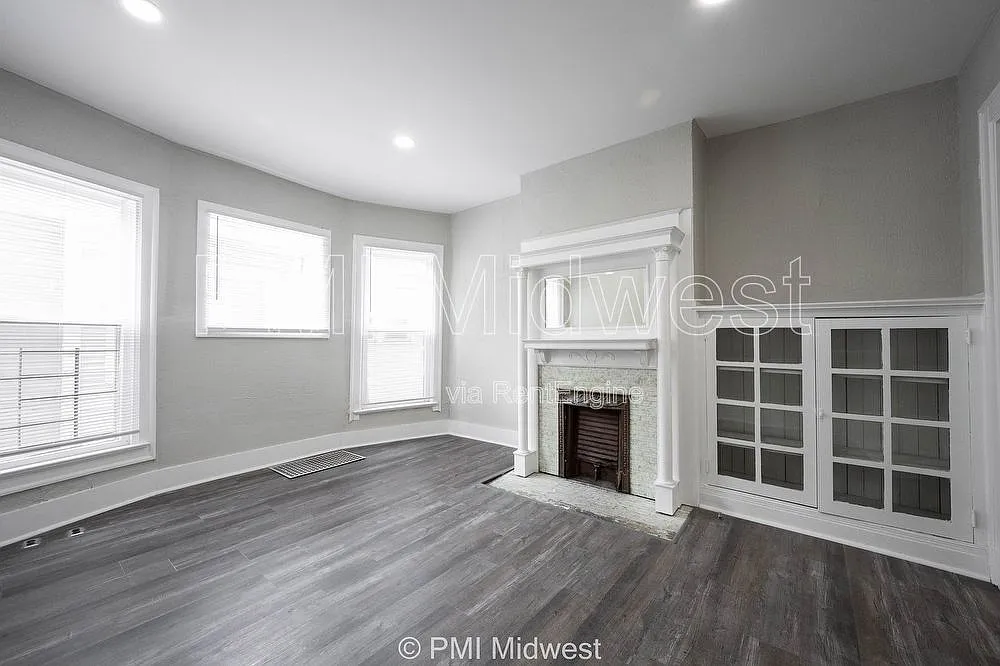 2 bed, 1.0 bath, 1132 sqft, $1,049 — Photo 2
