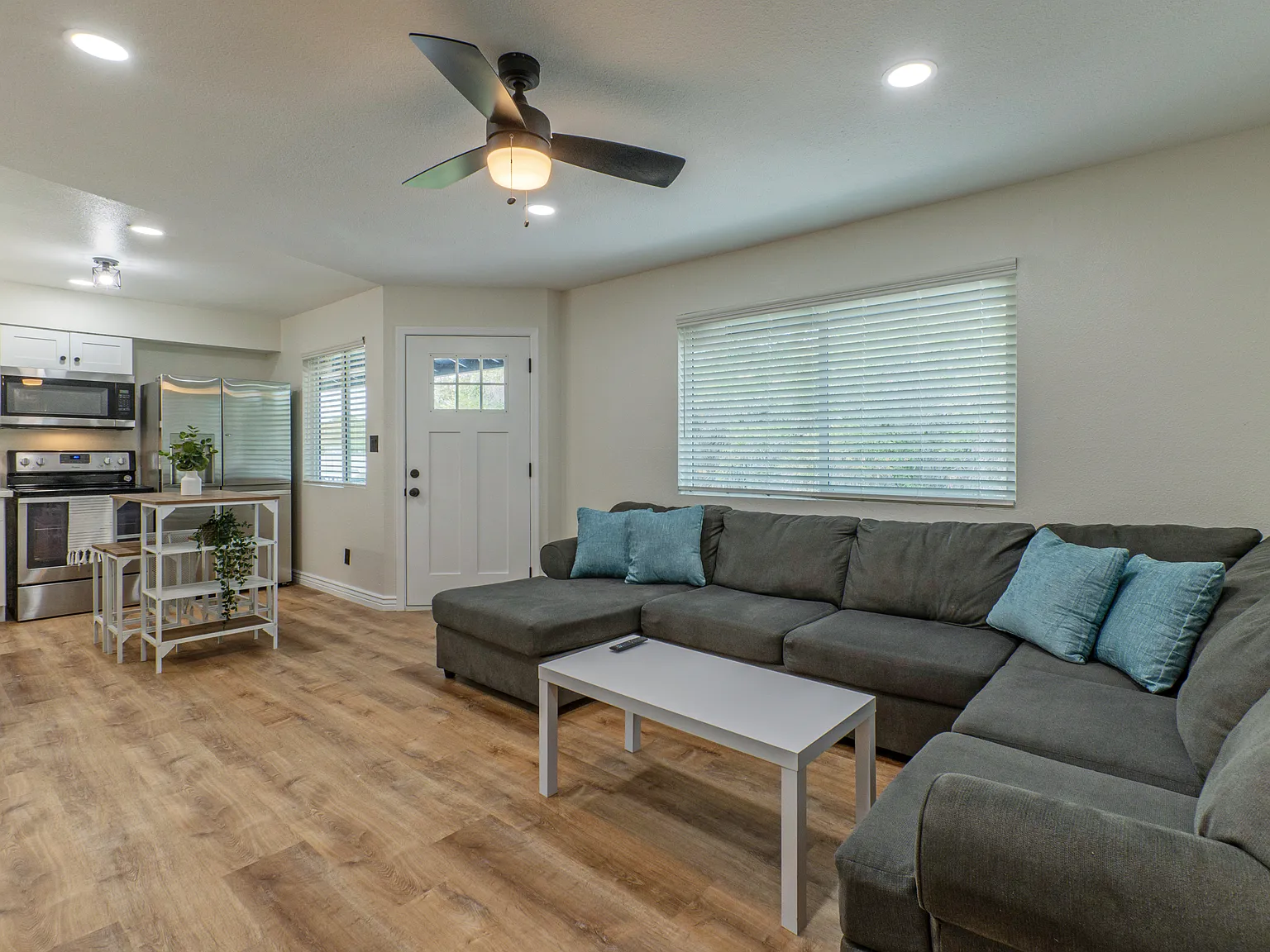 2 bed, 750 sqft, $2,200 — Photo 2
