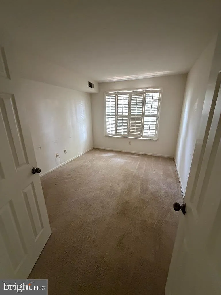 2 bed, 1.0 bath, 888 sqft, $1,900 — Photo 4