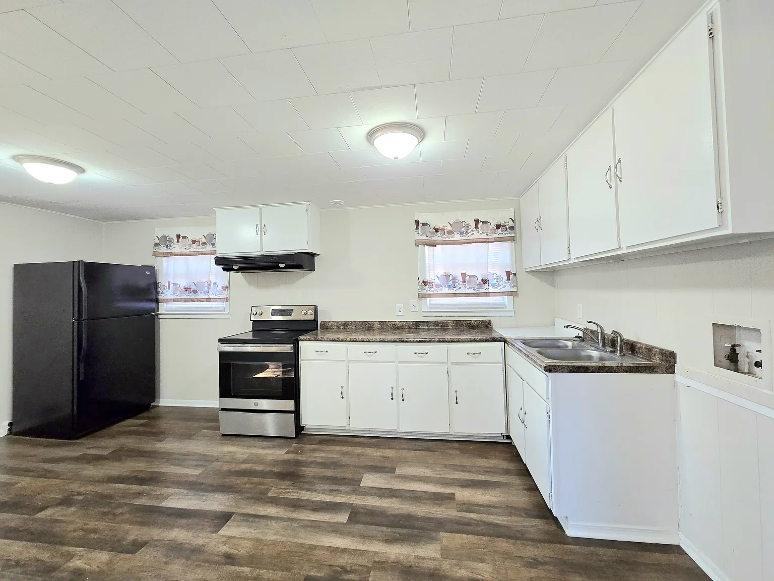 593 Strickland St — Photo 4