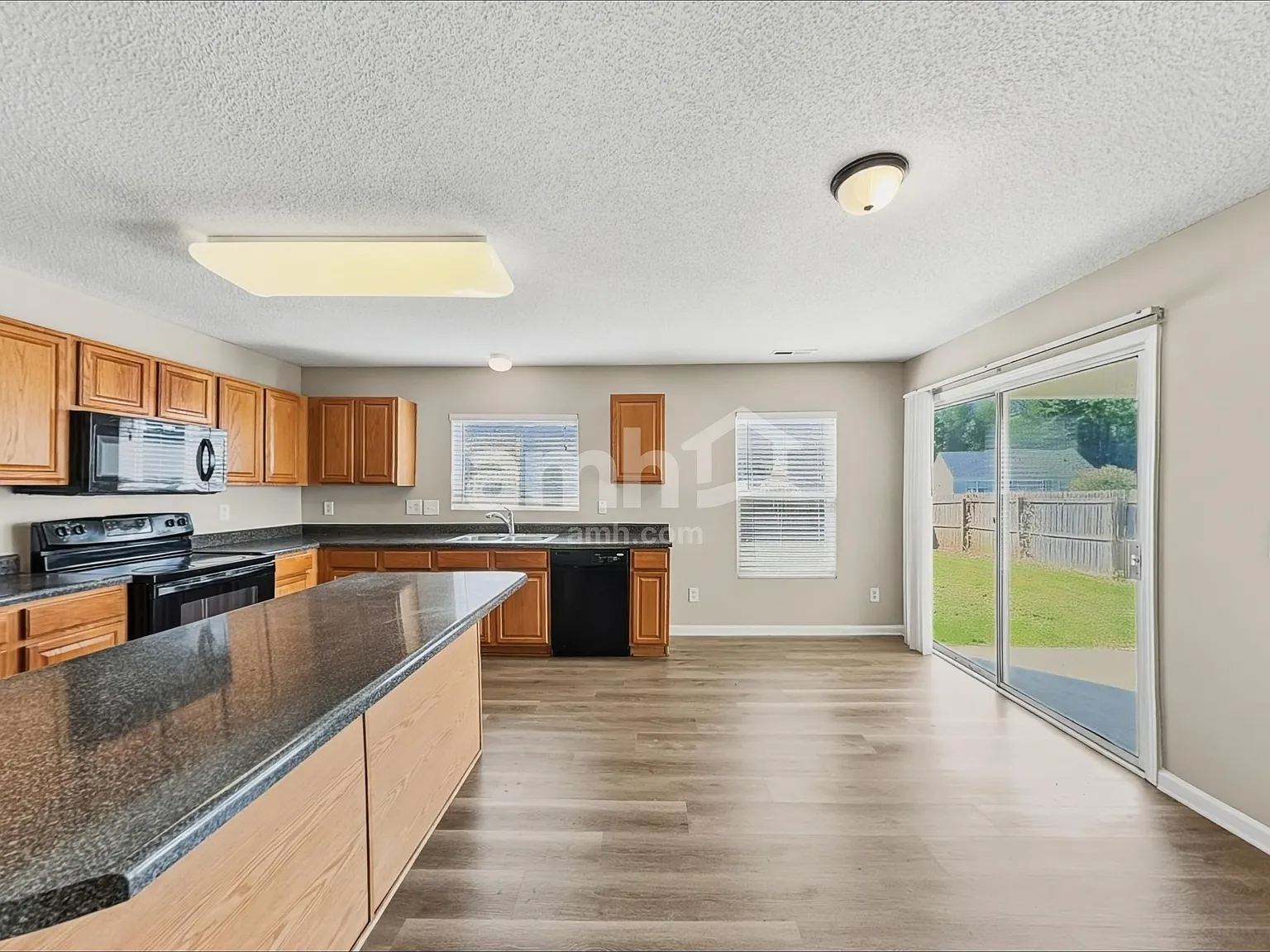 3 bed, 2.5 bath, 1673 sqft, $2,040 — Photo 4