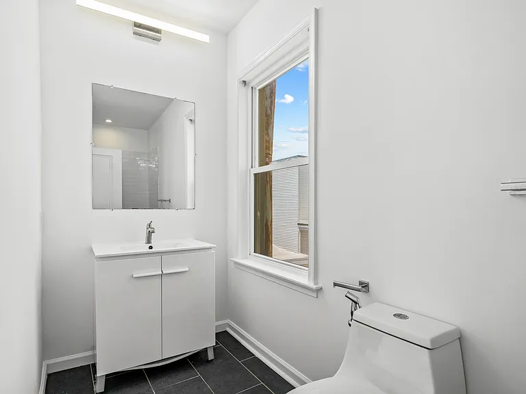 2442 Cedar St #3F — Photo 6
