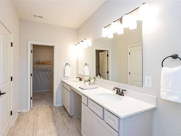 MASTER BATHROOM
WITH WALK IN CLOSET