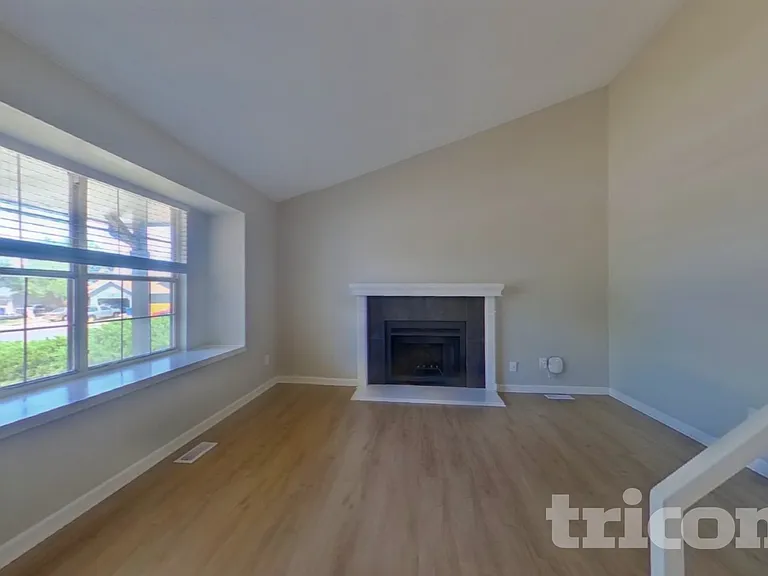 1721 S Genoa Way — Photo 2