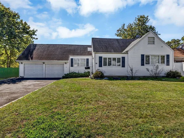 16 Parkside Lane, North Babylon, NY 11703