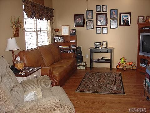 4th image of 10 Hillcrest Pl