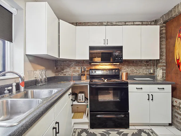 208 W Hall St #B — Photo 6