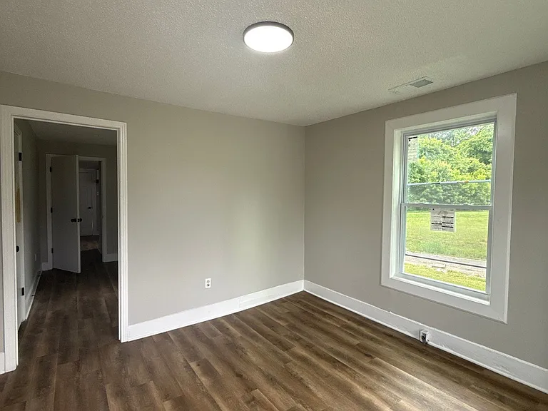 610 E Jefferson St — Photo 5