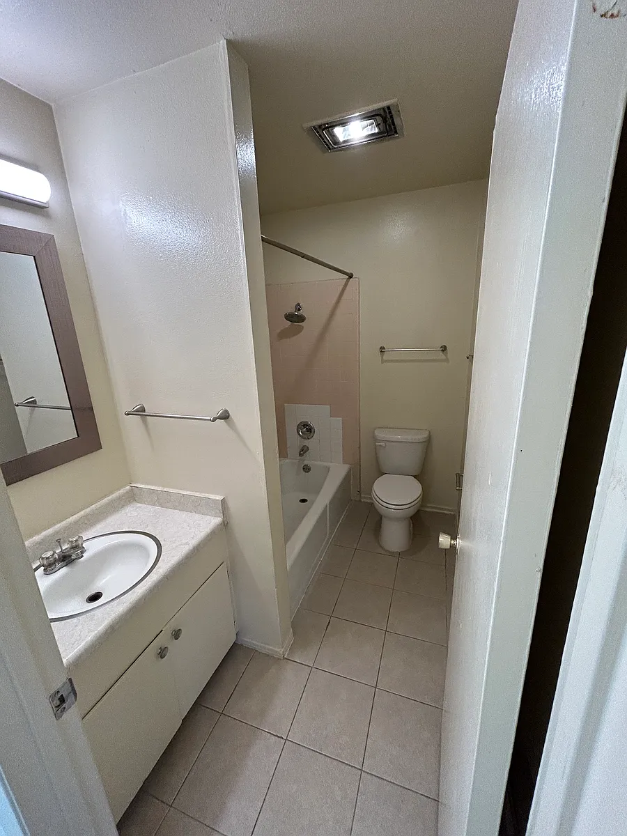 Building Photo - 128 Moore St #9