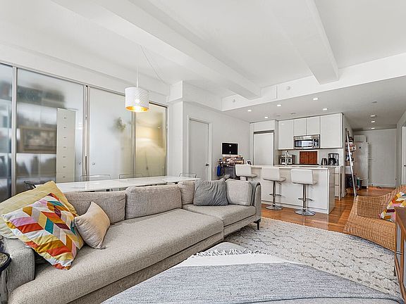 3rd image of 90 William St APT 6B