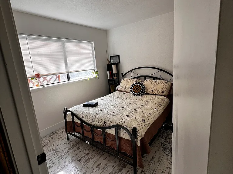 2200 Oxford Ave — Photo 4