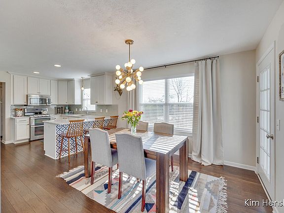 3rd image of 542 Park Place Dr NE