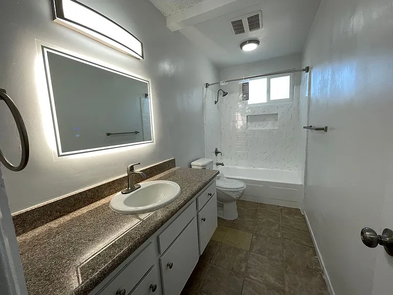 15925 Victory Blvd — Photo 12