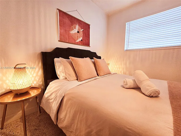 651 SW 3rd St #3 — Photo 8