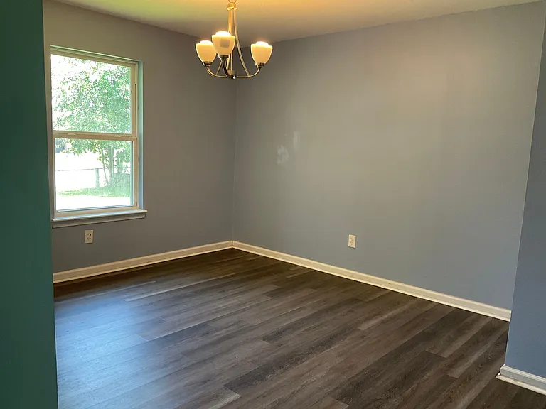 303 S Willow Ln — Photo 3