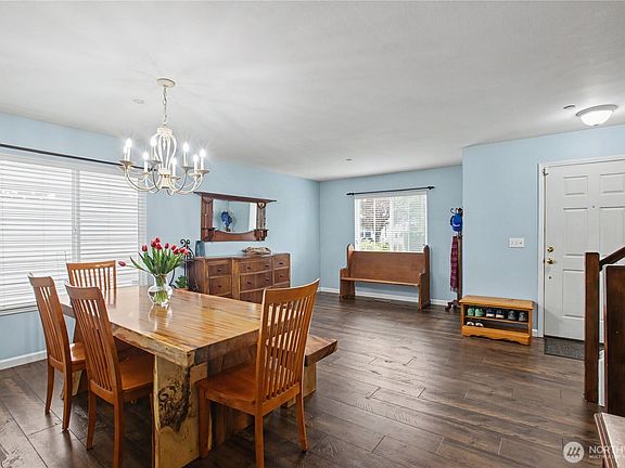 5th image of 2219 Forrest St