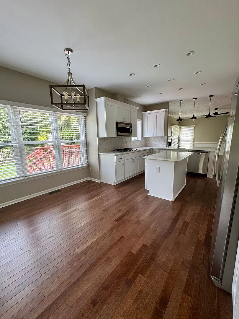 Charming Home In Highly Sought After Neighborhood. — Photo 4