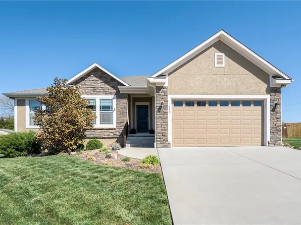 100 S 16th Ter, Louisburg, KS 66053