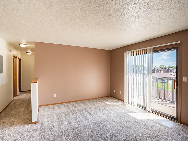 Fargo, ND Hunters Run 2 Apartments | Living
