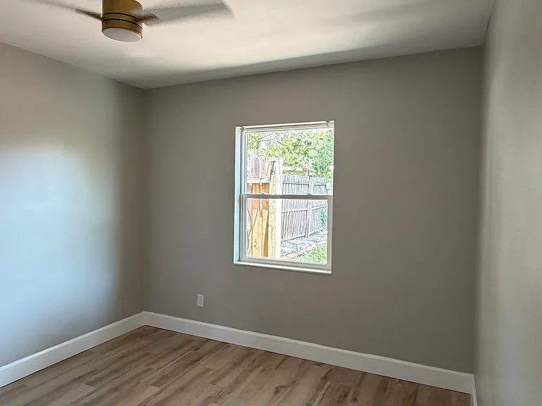 1733 Gladys St — Photo 13