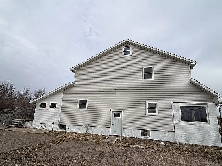 4 bed, 2518 sqft, $3,200 — Photo 2
