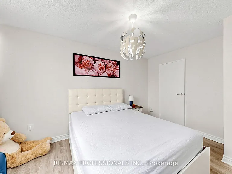 3590 Kaneff Cres #313 — Photo 20