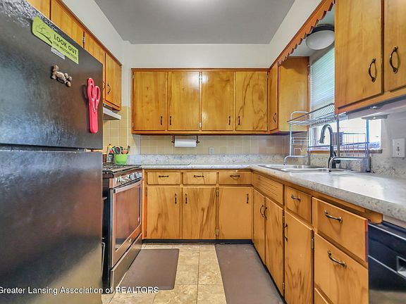 5th image of 226 Grape St