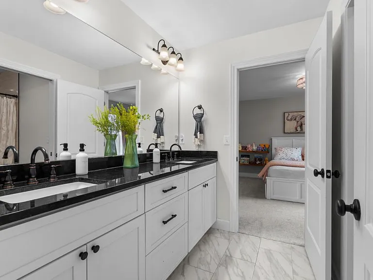 819 Irving Ave — Photo 19