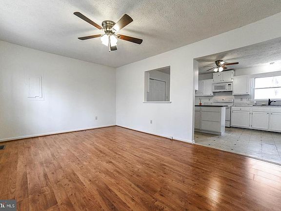 4th image of 42102 Valley Dr