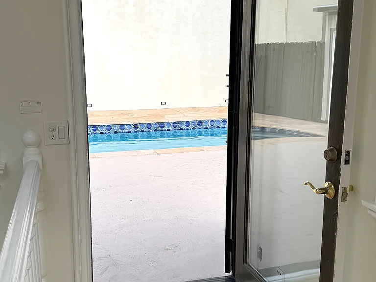 2334 Benedict Canyon Dr — Photo 37