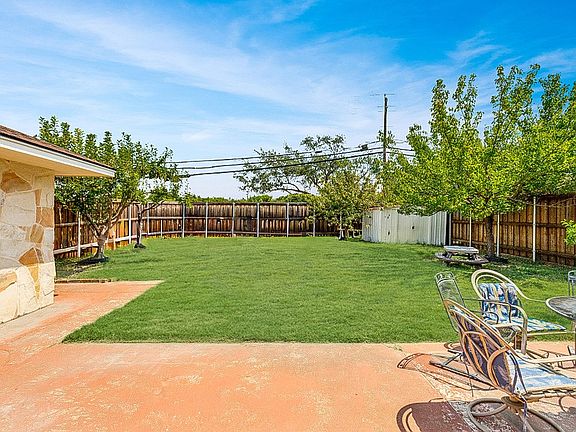 4th image of 2204 Brighton Ln