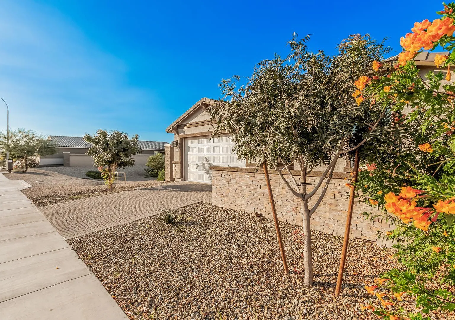 4 bed, 3.0 bath, 2342 sqft, $2,800 — Photo 2