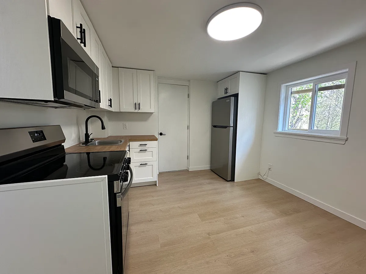 Building Photo - 11 Luxton Ave #A
