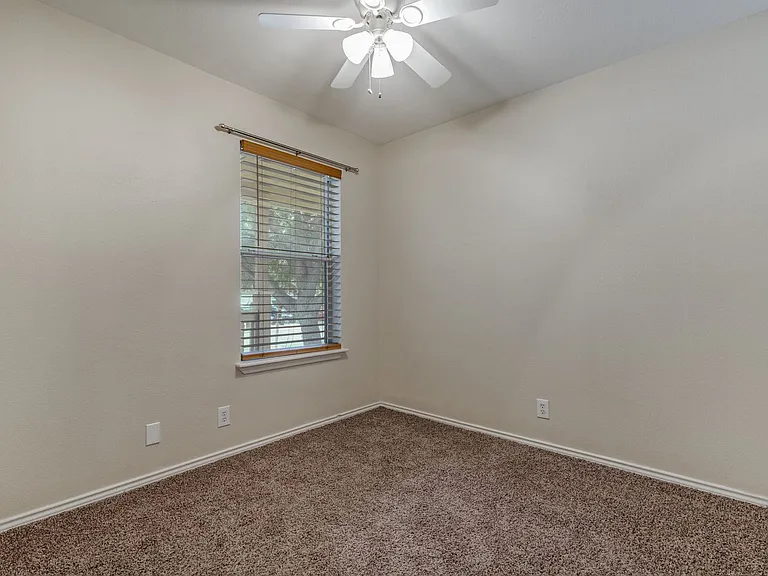 15918 Gino Park — Photo 20