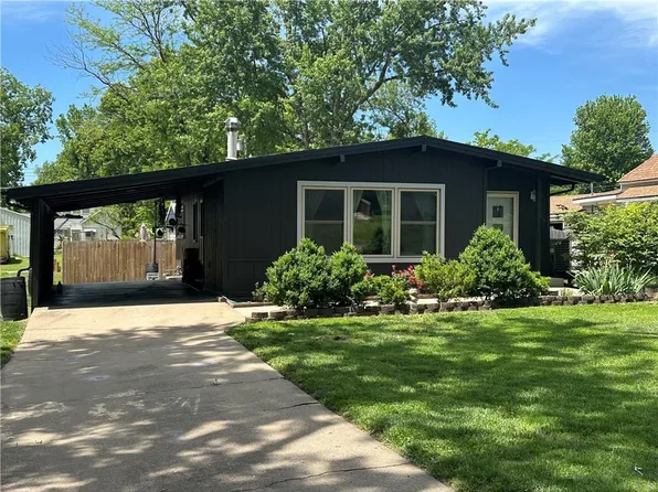 916 N Cedar St, Ottawa, KS 66067