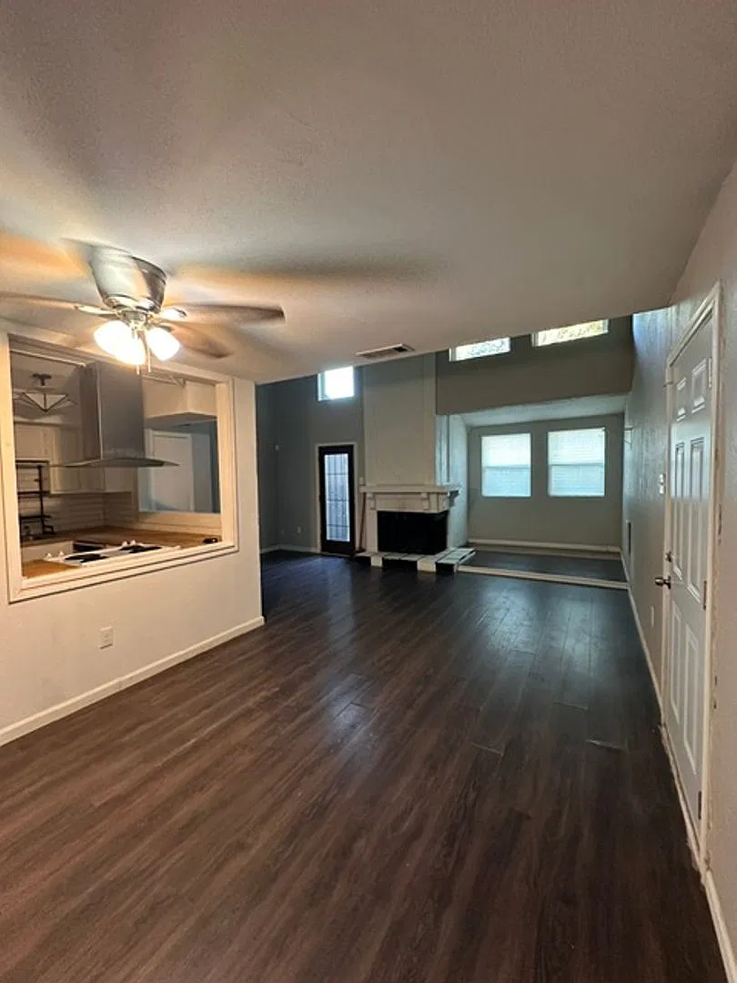 Charming 1 Bed 1.5 Bath Unit in Dallas! — Photo 3