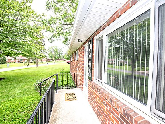 2nd image of 919 Indianwood Dr