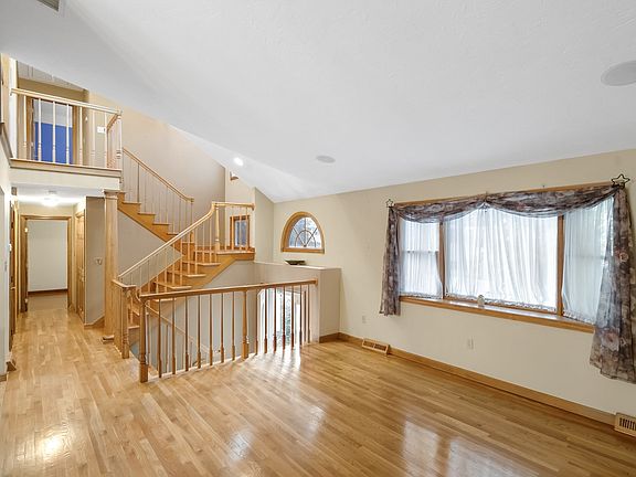 5th image of 31 Wildmere Ave