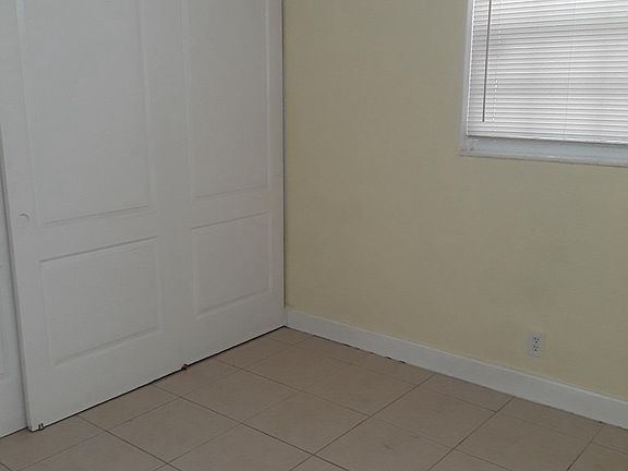 5th image of 828 SW 29th St #2