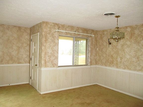 2nd image of 207 Lakeshore Dr