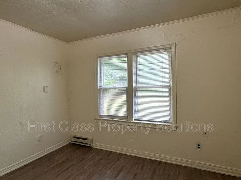 1904 NE 25th St — Photo 13