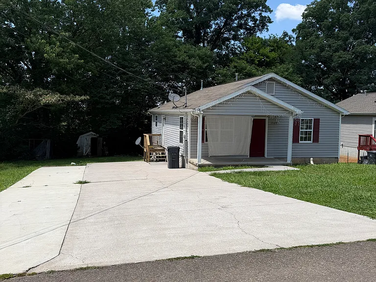 3909 Selma Ave — Photo 2