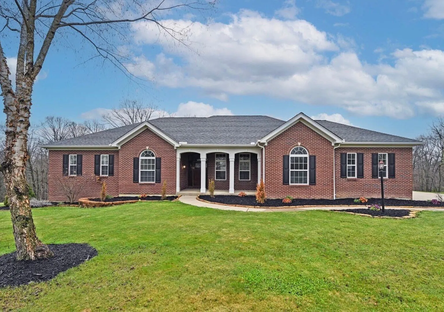 3-bedroom House on 1.9 Acres Lot — Photo 1