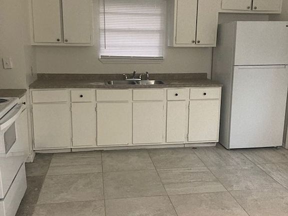 3rd image of 3002 Pineland Dr