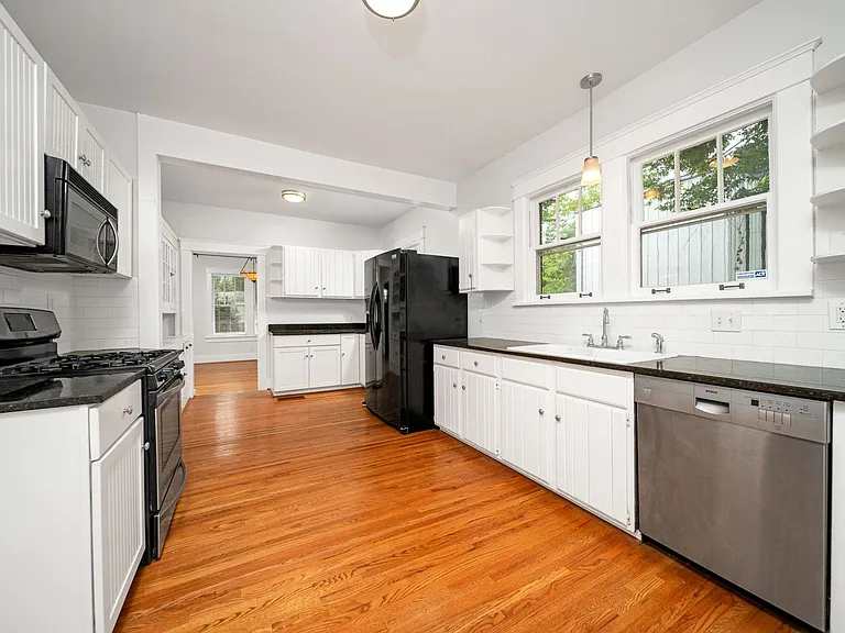 1710 Gale Ln — Photo 9