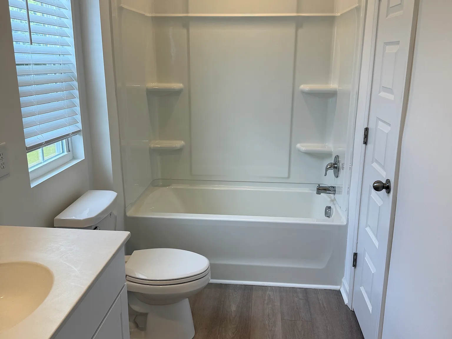 4 bed, 2.5 bath, 2400 sqft, $2,600 — Photo 3