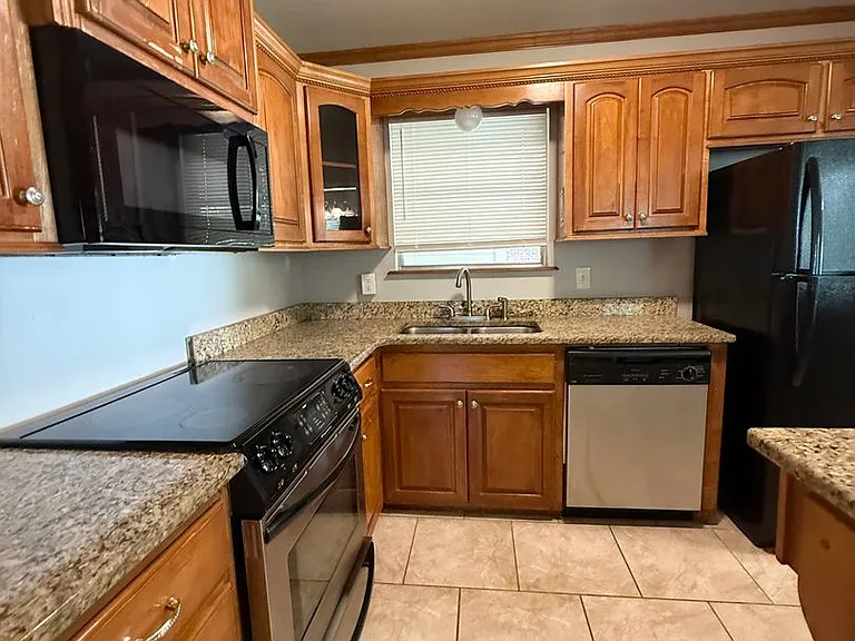 9115 Oak Grove Ln — Photo 6